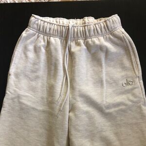 ALO Yoga Accolade Straight Leg sweatpant in Oatmeal Heather size XXS